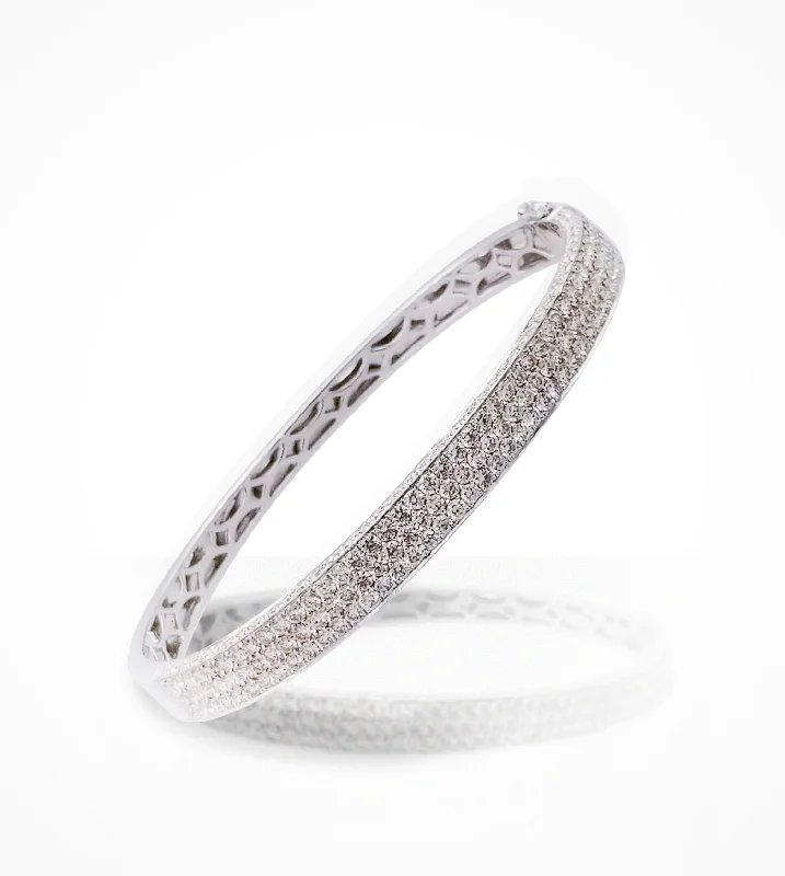 BC-004715 18KW Diamond pave 6mm Bangle